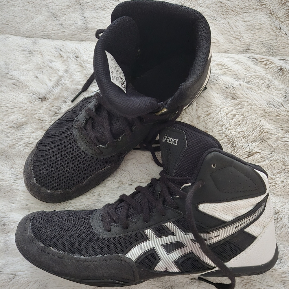 EUC Asics Matflex 7.5 ladies wrestling shoes b&w